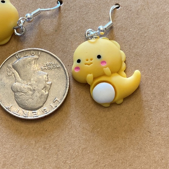 Yellow baby dinosaur with silver wires and random colored gift bag. - Picture 4 of 5